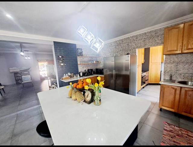 4 BEDROOM HOUSE FOR SALE IN HEUWELOORD